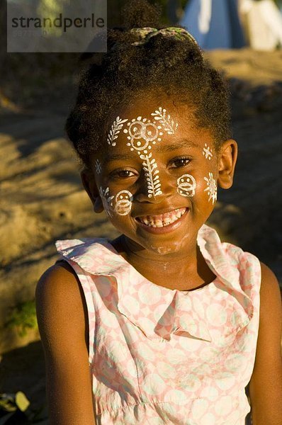 Junges freundliches Mädchen mit Make-up im Gesicht  Nosy Be  Madagaskar  Afrika