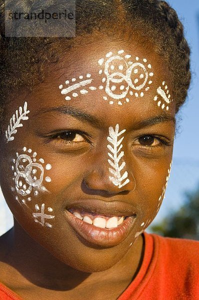 Junges freundliches Mädchen mit Make-up im Gesicht  Nosy Be  Madagaskar  Afrika