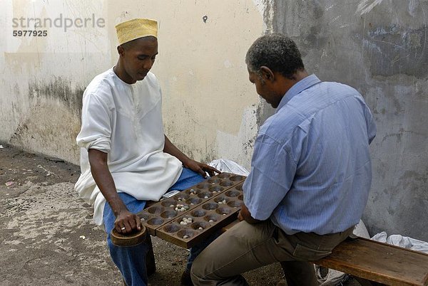 Männer spielen ein Spiel in der Familie der Mancala Kalah (Kalaha) (Mancala)  Moroni  Grand Comore  Komoren  Indischer Ozean  Afrika
