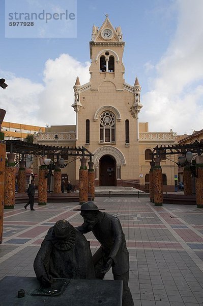 Miguel de Cervantes und modernistischen Sagrado Corazon-Kirche  Melilla  Spanien  Spanish North Africa  Africa-Denkmal