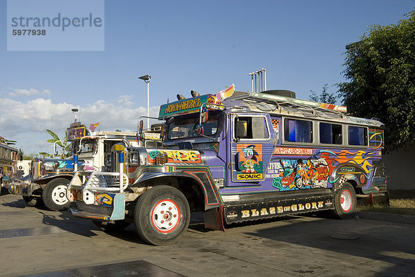 Typische gemalt Jeepney (interner Bus)  Urdaneta  Nord-Luzon  Philippinen  Südostasien  Asien