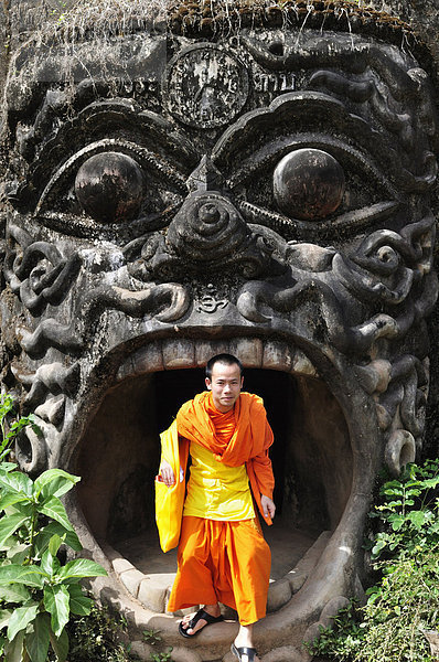 Mönch und Statue  Xieng Khuan (Buddha Park)  Vientiane  Laos  Indochina  Südostasien  Asien