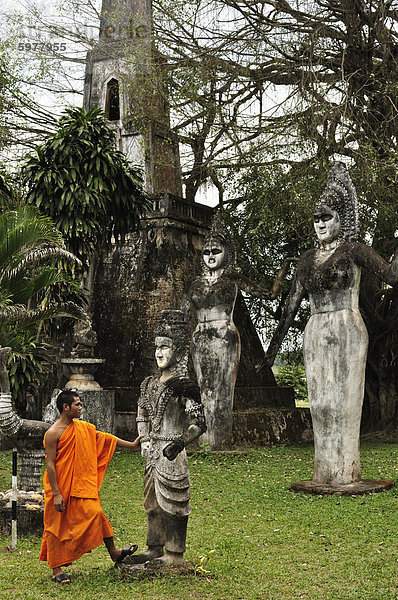 Mönch und Statuen  Xieng Khuan (Buddha Park)  Vientiane  Laos  Indochina  Südostasien  Asien