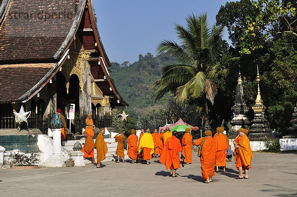 Gruppe von buddhistischen Mönchen am Wat Xieng Thong  UNESCO Weltkulturerbe  Luang Prabang  Laos  Indochina  Südostasien  Asien