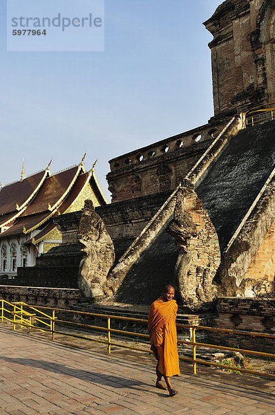 Mönch zu Fuß vorbei an Wat Chedi Luang  Chiang Mai  Thailand  Südostasien  Asien