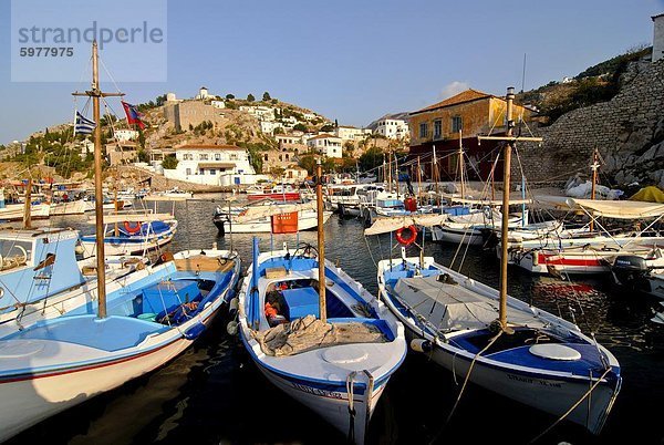 Kleine Boote im Hafen von der Insel Hydra  griechische Inseln  Griechenland  Europa