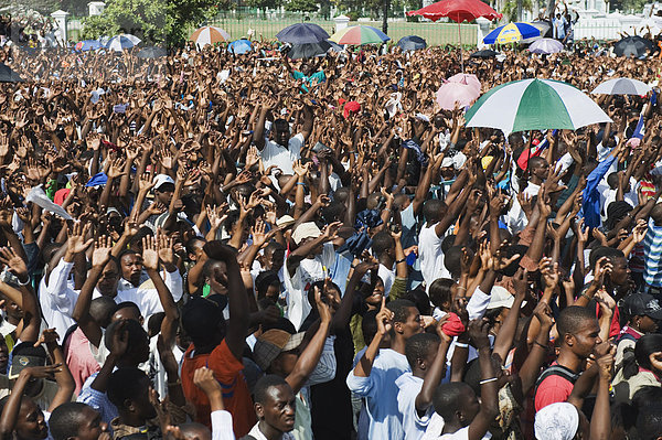 Memorial Day Feier einen Monat nach dem Erdbeben von Januar 2010 Port au Prince  Haiti  West Indies  Karibik  Mittelamerika