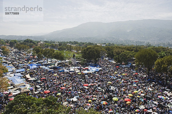 Memorial Day Feier einen Monat nach dem Erdbeben von Januar 2010 Port au Prince  Haiti  West Indies  Karibik  Mittelamerika