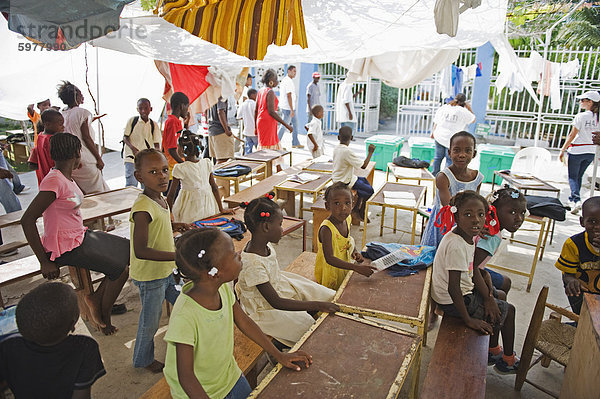 Waisenkinder in einem Waisenhaus nach dem Erdbeben von Januar 2010 Port au Prince  Haiti  West Indies  Karibik  Mittelamerika