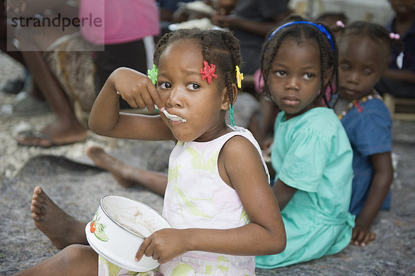 Waisenkinder in einem Waisenhaus nach dem Erdbeben von Januar 2010 Port au Prince  Haiti  West Indies  Karibik  Mittelamerika