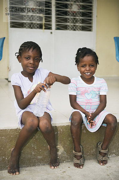 Waisenkinder in einem Waisenhaus nach dem Erdbeben von Januar 2010 Port au Prince  Haiti  West Indies  Karibik  Mittelamerika