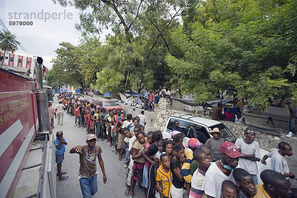 Menschenmassen  die Verteilung von Nahrungsmitteln nach dem Erdbeben von Januar 2010 warten Port au Prince  Haiti  West Indies  Karibik  Mittelamerika