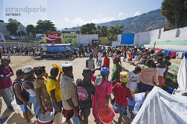 Leute von Futter bis zur Wasserverteilung nach dem Januar 2010 Erdbeben von Port au Prince  Haiti  West Indies  Karibik  Mittelamerika