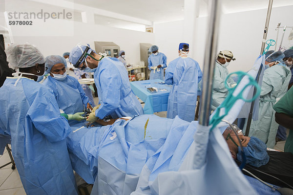 Amerikanischen Arzt durchführen  Chirurgie  Bein Fraktur Patienten  Januar 2010 Erdbeben  General Hospital  Port au Prince  Haiti  West Indies  Karibik  Mittelamerika