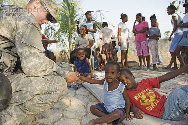 US-Army-Soldaten in einem Waisenhaus in Port-au-Prince nach dem Erdbeben von 2010  Port au Prince  Haiti  West Indies  Karibik  Mittelamerika