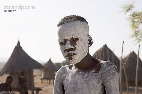 Karo junge in dem Dorf Kolcho  Omo-Tal  Äthiopien  Afrika