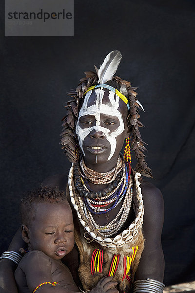 Karo Menschen in dem Dorf Kolcho  Omo-Tal  Äthiopien  Afrika