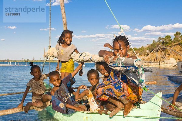 Junge Kinder Spaß an den Antsanitian Beach Resort  Mahajanga  Madagaskar  Afrika