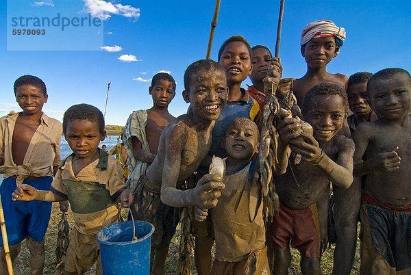 Junge neugierige und schmutzige Kinder aus Angeln  Madagaskar  Afrika