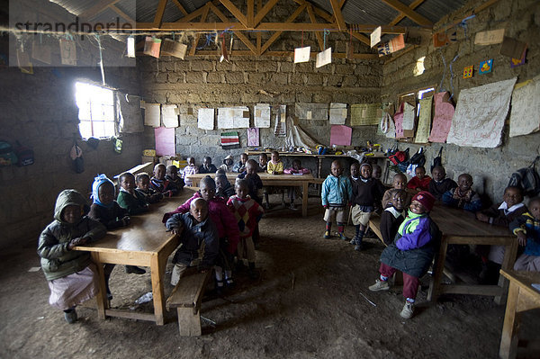 Kindergarten Klasse in Schmutz geschossiges Klassenzimmer  St. Peter's Huruma Primary School  Olkalou  Rift Valley in Kenia  Ostafrika  Afrika