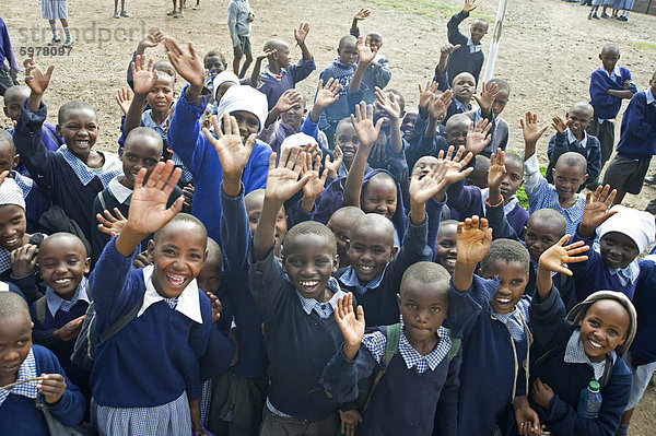 Kinder winken  Langalanga Primary School  Gilgil Bezirk  Rift Valley in Kenia  Ostafrika  Afrika