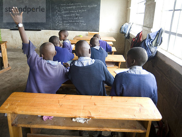 Begierig Schuljungen in neue Schule Klassenzimmer  Langalanga Primary School  Gilgil Bezirk  Rift Valley in Kenia  Ostafrika  Afrika