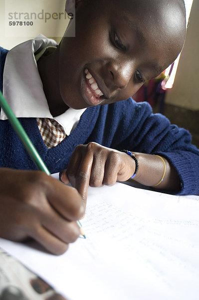 Schulmädchen arbeiten gerne in der Schule  Schüler am Murindati Primary School  Rift Valley in Kenia  Ostafrika  Afrika