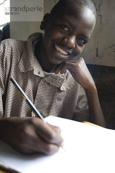 Schüler arbeiten gerne in der Schule  Schüler am Murindati Primary School  Rift Valley in Kenia  Ostafrika  Afrika