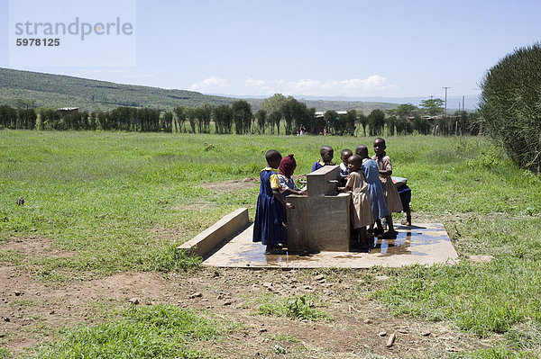 Frischwasser Tank liefert sauberes Trinkwasser für Schulkinder an der Grundschule Ndogo  Gilgil district  Rift Valley in Kenia  Ostafrika  Afrika