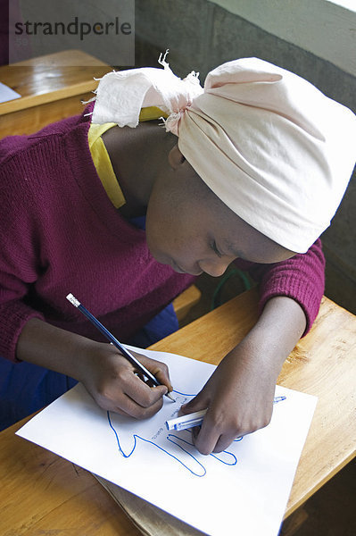 Christliche Schülerin arbeiten bei Schule  Ndogo Grundschule  Rift Valley in Kenia  Ostafrika  Afrika