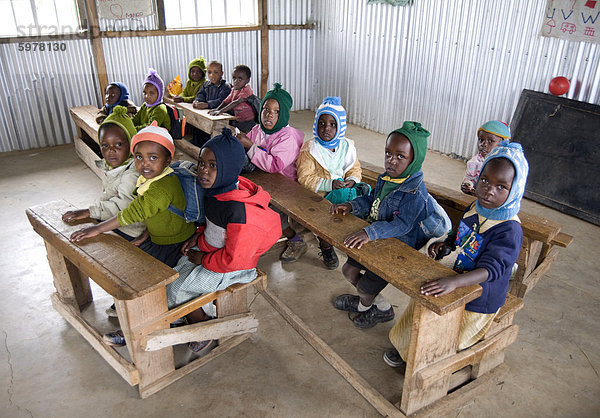 Kindergarten Schulkinder in neue Klassenzimmer  Ngeteti Primary School  Rift Valley in Kenia  Ostafrika  Afrika