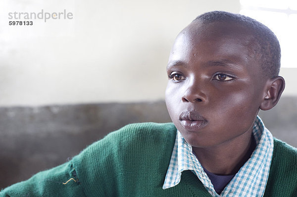 Schüler in Schuluniform  Konzentration  Ngeteti Grundschule  Rift Valley in Kenia  Ostafrika  Afrika