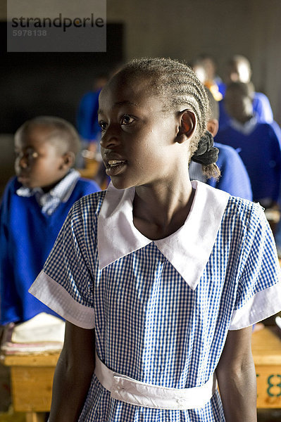 Schülerin anhören der Lehrer in einer Lektion Karunga Primary School  Rift Valley in Kenia  Ostafrika  Afrika