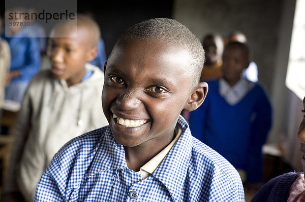 Lächelnd Schüler im Klassenzimmer  Karunga Primary School  Rift Valley in Kenia  Ostafrika  Afrika