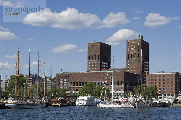 Das Rathaus und Hafen  Oslo. Norwegen  Skandinavien  Europa