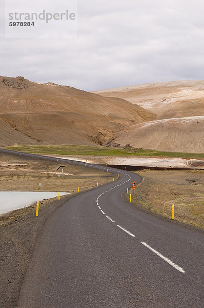 Straße in der Nähe von Lake Myvatn  Reykjahlid  Island  Polarregionen