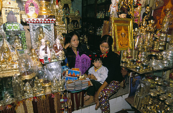Souvenir-Shop  Mahamuni Pagode  Mandalay  Myanmar (Birma)  Asien