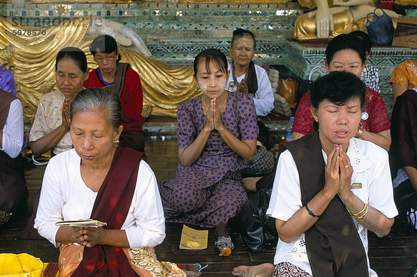 Frauen beten am Shwe Dagon Pagode (Shwedagon Paya)  Yangon (Rangoon)  Myanmar (Birma)  Asien