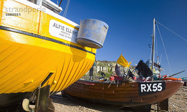 Bunte Boote am Kiesstrand  bekannt als das Stade  Heimat von Europas größten Strand-basierte Fangflotten  Hastings  East Sussex  England  Vereinigtes Königreich  Europa