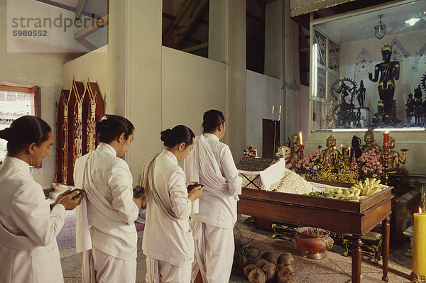 Königliche Brahmanen Ausführen einer Zeremonie in der Hindu-Tempel von Bangkok  Thailand  Südostasien  Asien