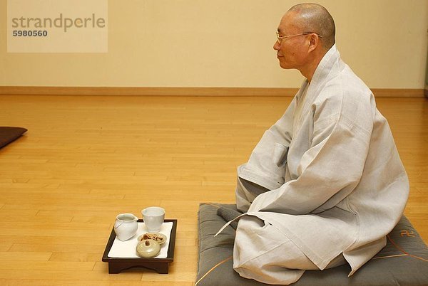 Tee-Zeremonie in einem buddhistischen Tempel  Seoul  Südkorea  Asien