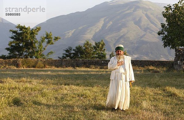 Baba Avdul im Garten seiner Tekke  Koshtan  Tepelene  Albanien  Europa