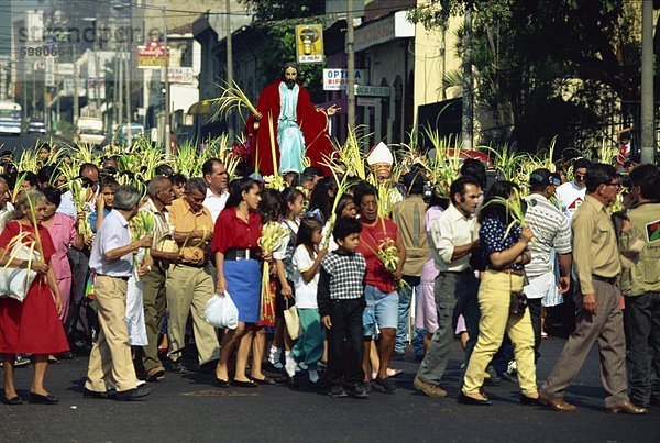 Massen von Menschen in der Palmsonntag Prozession im Zentrum von San Salvador  El Salvador  Mittelamerika