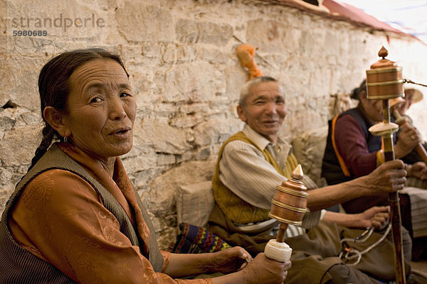 Spinnerei Gebetsmühlen unter einem Baldachin zu halten von die Sonne aus  auf ein Kloster-Dach im Bharkor  Lhasa  Tibet  China  Asien