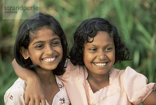 Porträt von zwei jungen Mädchen  Sri Lanka  Asien