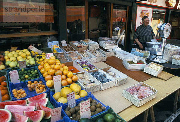 Obst-Stall und Anbieter am Nachtsmarkt  Mariahilf  Wien  Österreich  Europa