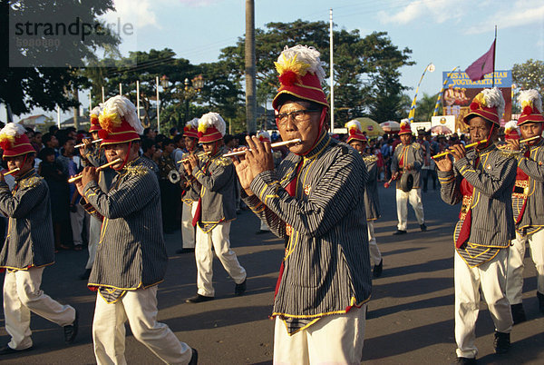 Marschierende Bänder am Geburtstag des Sultans  Jogjakarta  Java  Indonesien  Südostasien  Asien