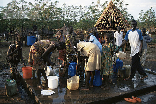 Frauen sammeln von Wasser bei den Dimma Refugee Camp  Äthiopien  Afrika