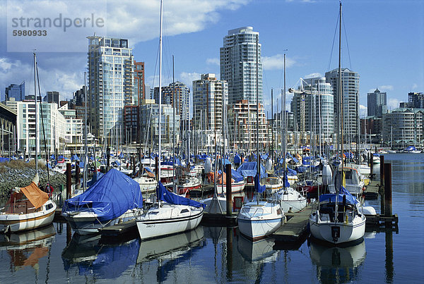 Boote im Hafen am False Creek und die Skyline von Vancouver hinter  British Columbia  Kanada  Nordamerika