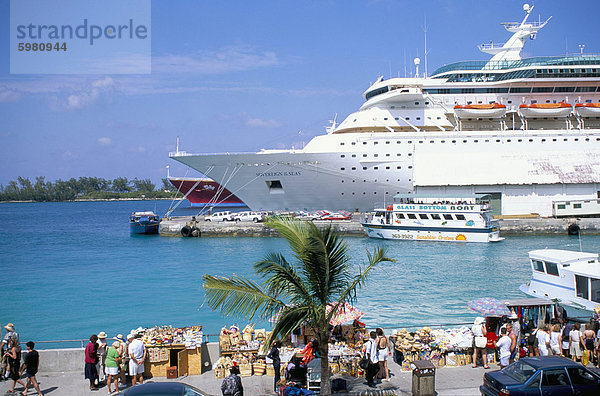 Kreuzfahrtschiff  Dockside  Nassau  Bahamas  Karibik  Mittelamerika